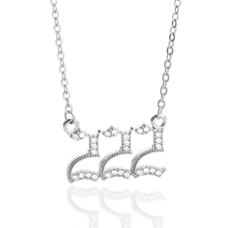 Damesmykke med engletall 888 anheng, glitrende zirconia og en moderne design.