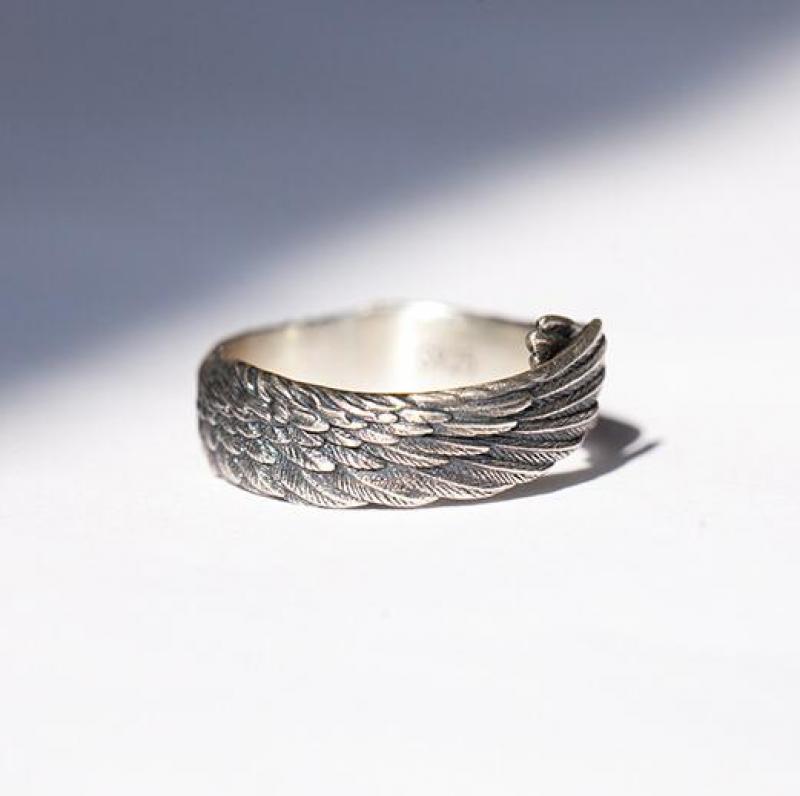 Kvinner's englevinge ring i høy kvalitet sterlingsølv; et meningsfullt og tidløst smykke.
