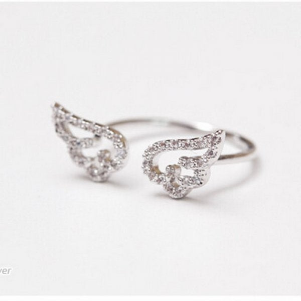 Elegant englevingerring for kvinner med skinnende zirkonia, symbol på kjærlighet og beskyttelse. Et smykke.