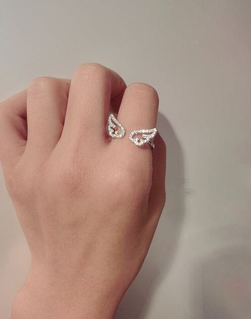 Detaljert englevingerring i sølvfarge med glitrende zirkonia, et trendy motesmykke for kvinner.
