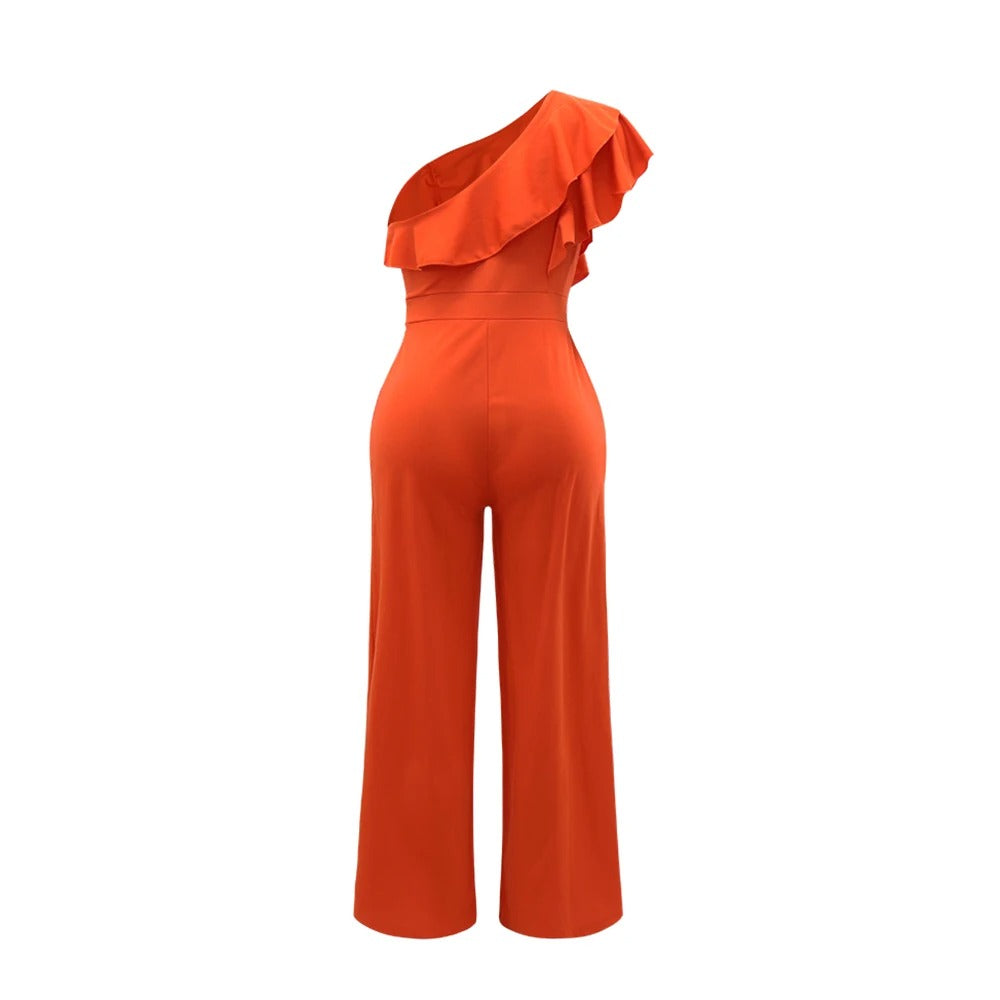 Stilig enskulder jumpsuit for kvinner. Volangdetaljer gir et elegant og festklart antrekk.