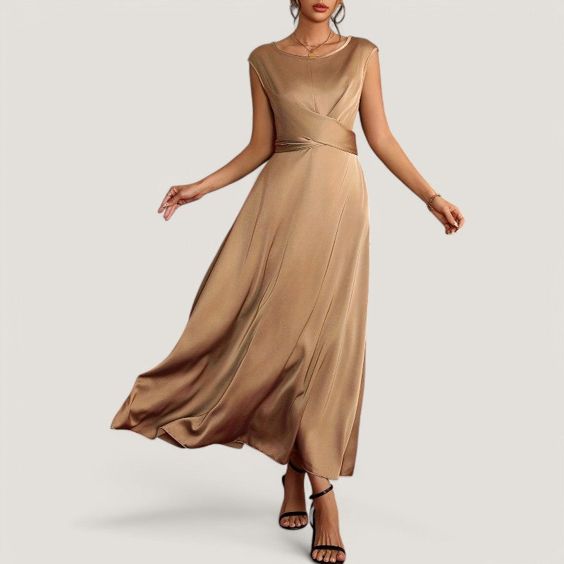 Allsidig beige-brun sateng aftenkjole for kvinne. Ermeløs, elegant og komfortabel til fest.