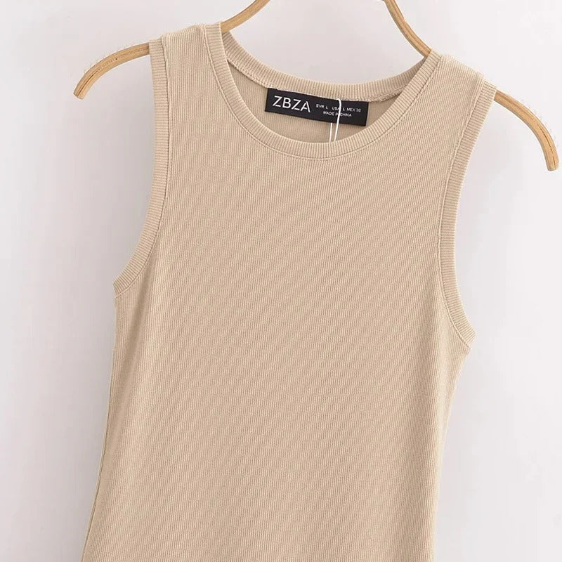 Beige ermeløs sommerkjole i maxi-lengde. Komfortabel og elegant for kvinner.