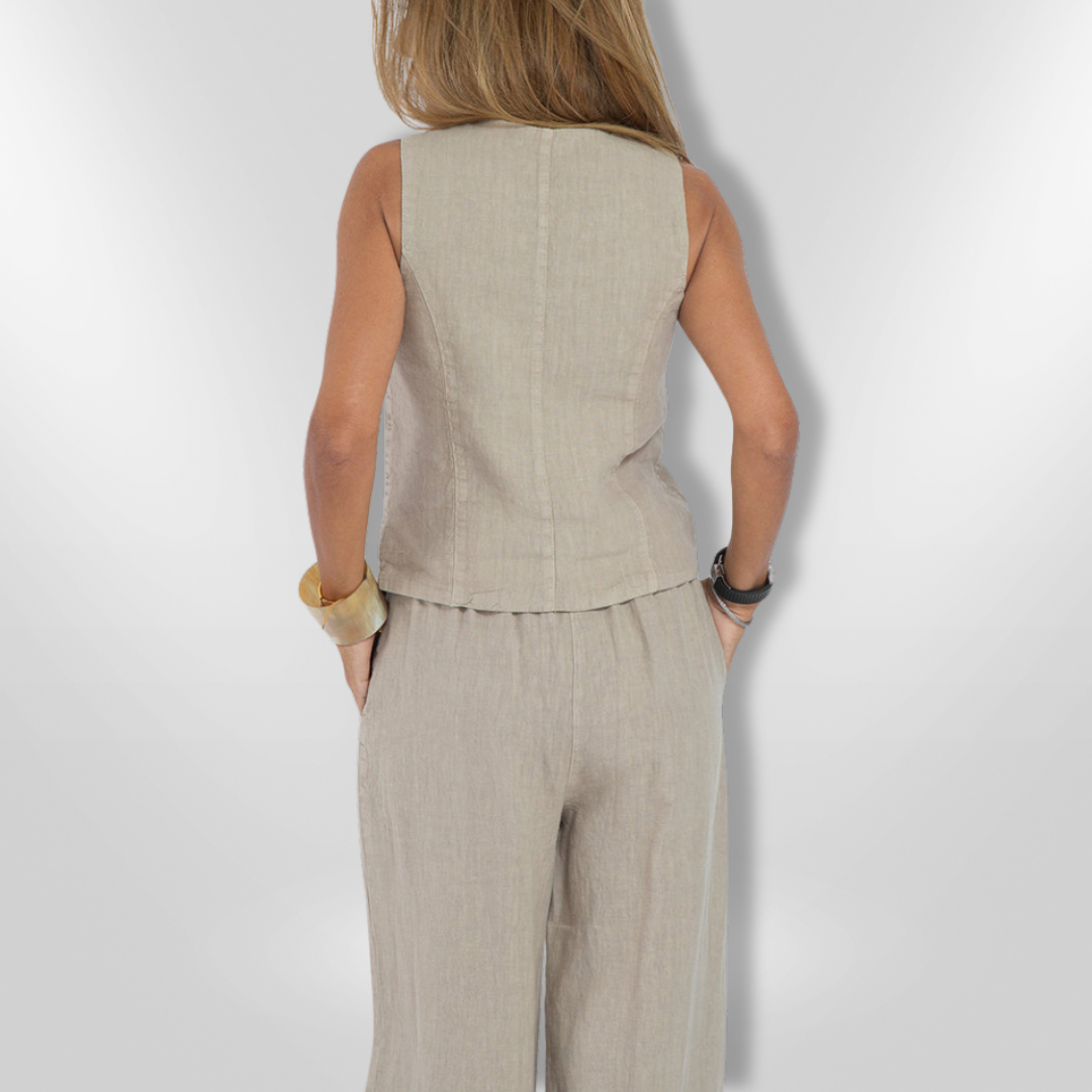 Komfortabelt og elegant todelt kvinnesett. Ermeløs overdel og vide bukser for en chic sommerlook.