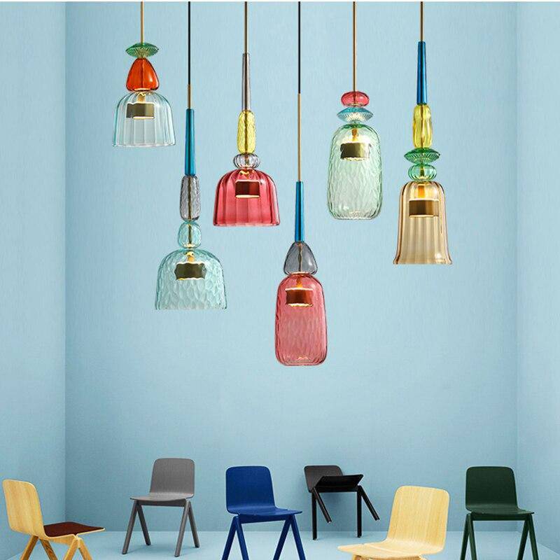 Stilfull fargerik pendellampe, en elegant LED-belysning som passer perfekt til moderne hjemmeinnredning.