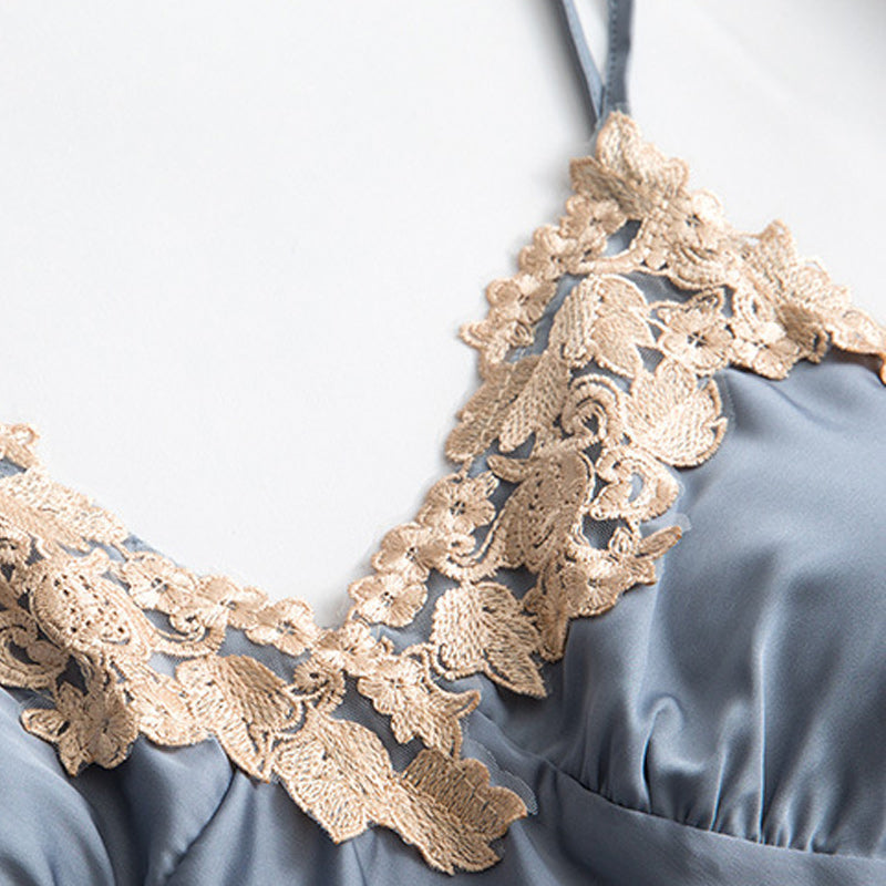 Detaljert bilde av blondekant på silke pyjamas for kvinner, viser utsøkt håndverk og elegant design.