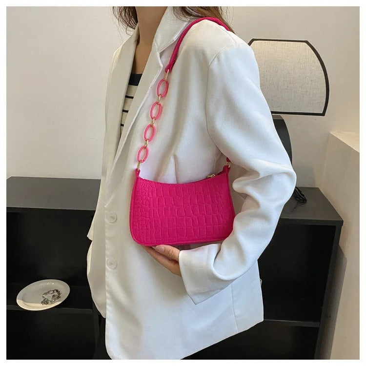 Myk filt armhuleveske for dame. Komfortabel og elegant skulderveske i et unikt og minimalistisk design.