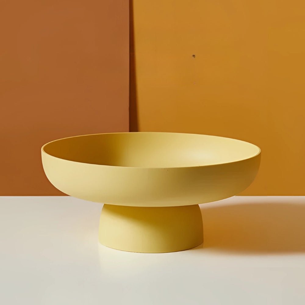 Elegant fruktskål med friske epler som et klassisk dekorativt element på et spisebord.