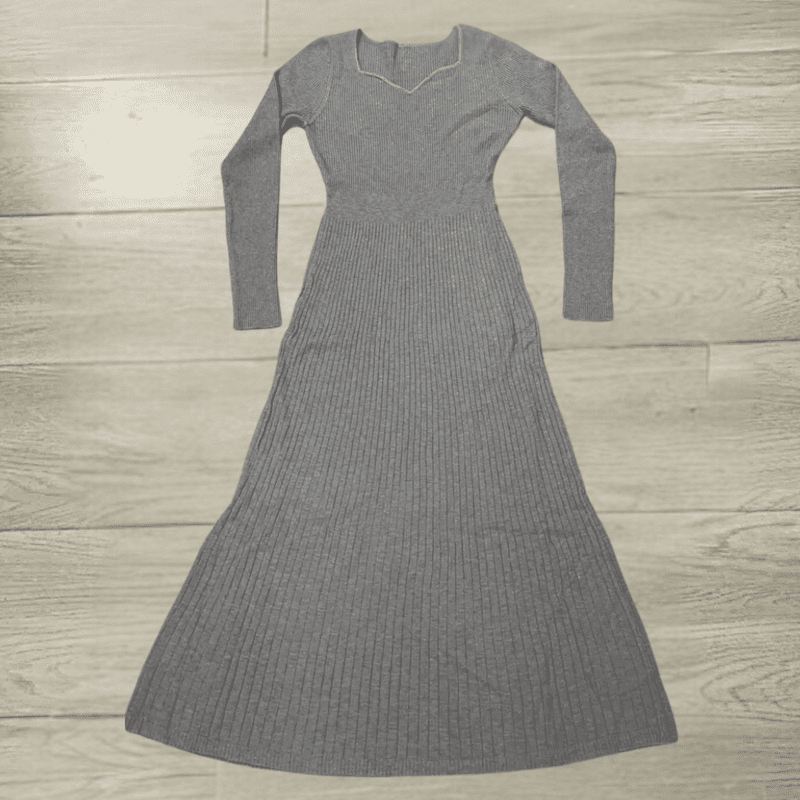Grå midikjole til dame, fremhever en elegant silhuett. Ideell for vår og sommer.
