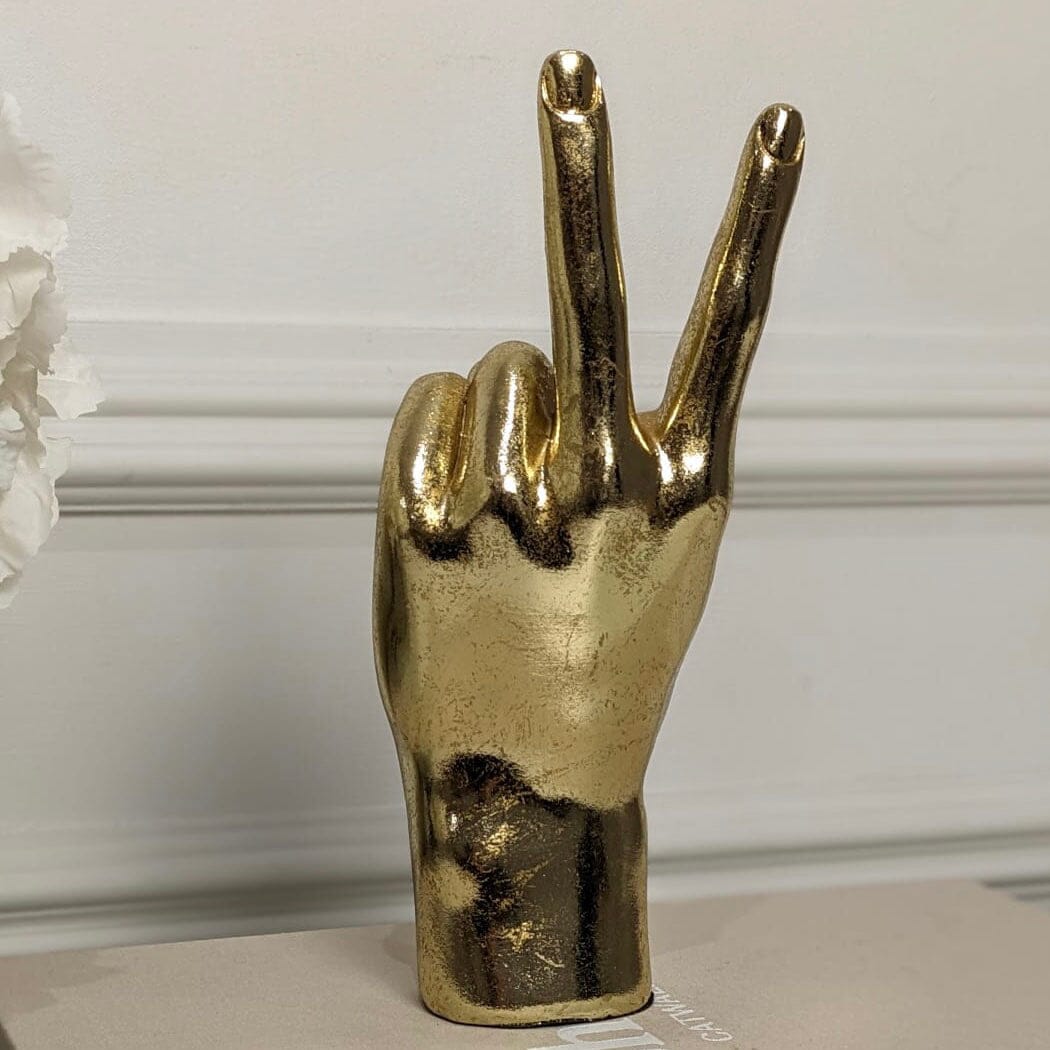 Hånddekorert gull fredsskilt i metall, stilren veggkunst som gaveide for et moderne interiør.