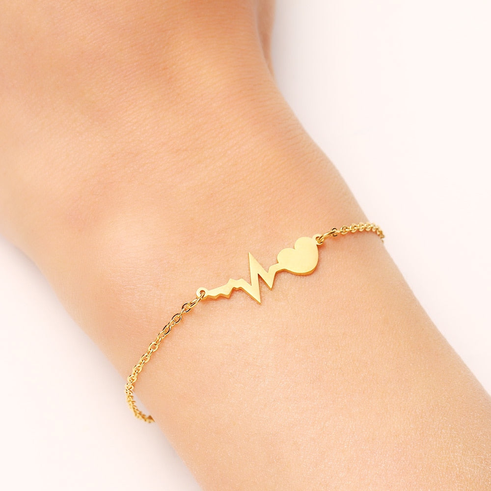 Stilrent sølv hjerteslag armbånd for kvinner, moderne og tidløst design, passer til enhver anledning.