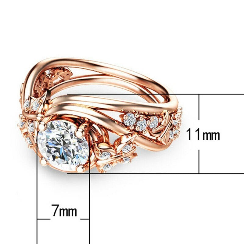 Stilfull kvinne ring med hule sommerfugl- og blomstermotiv, prydet med rhinestones. Gullbelagt for eleganse.