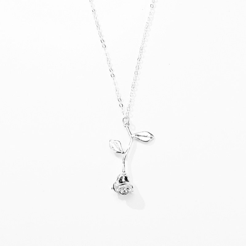 Feminint roseanheng halskjede i gullfarge, symboliserer skjønnhet og eleganse.