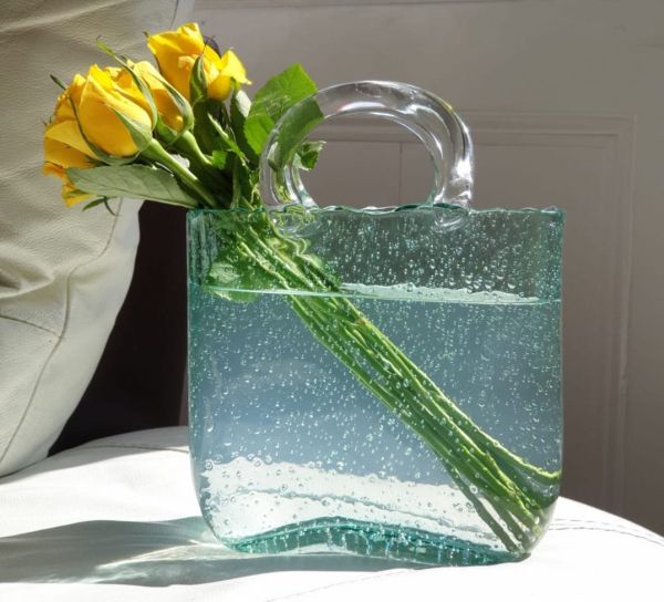 Unik glassvase i håndveskedesign, en dekorativ gaveide som beriker ethvert interiør med sin eleganse.