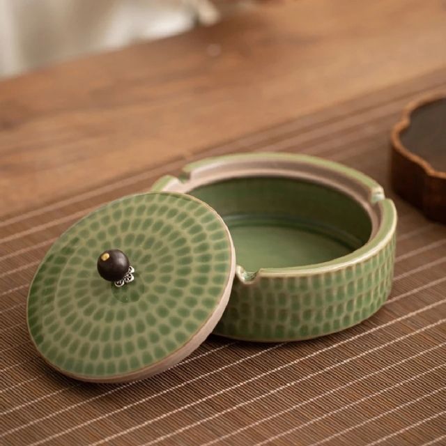 Praktisk håndlaget retro askebeger med lokk. Perfekt for innendørs og utendørs bruk, elegant keramikk.
