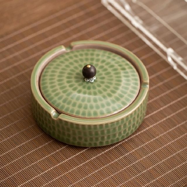 Stilfullt håndlaget retro askebeger med lokk. Keramikkdekorasjon for hjemmet, innendørs/utendørs.