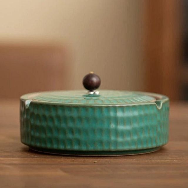 Vintage keramikk askebeger, håndlaget, med lokk, perfekt for retro interiør og dekorasjon.