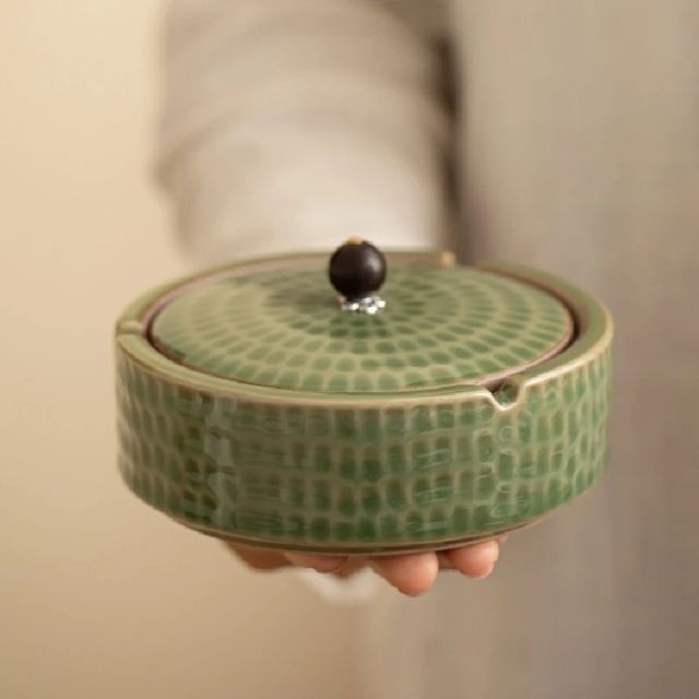 Elegant dekorativt askebeger, håndlaget i retro keramikk med lokk for hjem og hage.