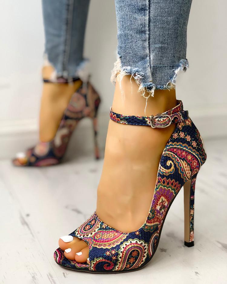 Elegant høyhælte damesko med paisley-mønster, stiletthæl og ankelstropp. Perfekt for fest.