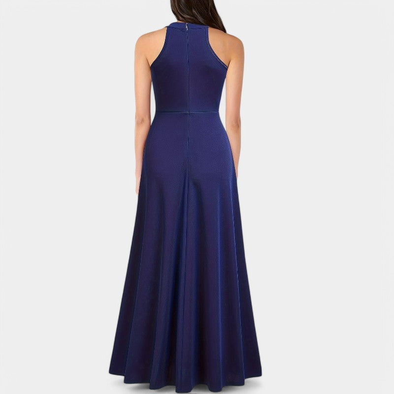 Lang elegant dame maxikjole med høy midje, halter neck og pen splitt, egnet for både vår og sommer.