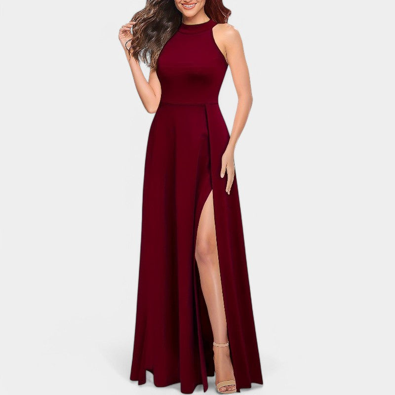 Sofistikert dame maxikjole med elegant splitt, høy midje og halter neck. En lang festkjole til vår/sommer.
