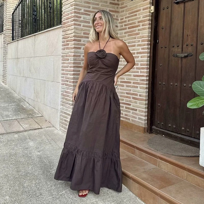 Lang halterneck rørkjole i elegant stil. Perfekt sommerkjole eller streetwear for kvinner. Tidløs damemote.
