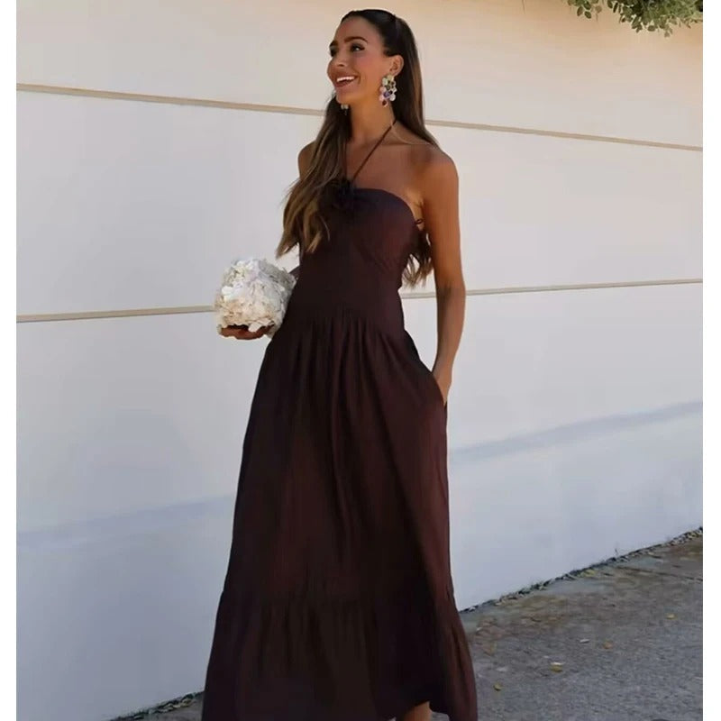 Elegant tube-kjole for kvinner med halterneck. En lang, allsidig kjole for både fest og hverdagsbruk. Damemote.