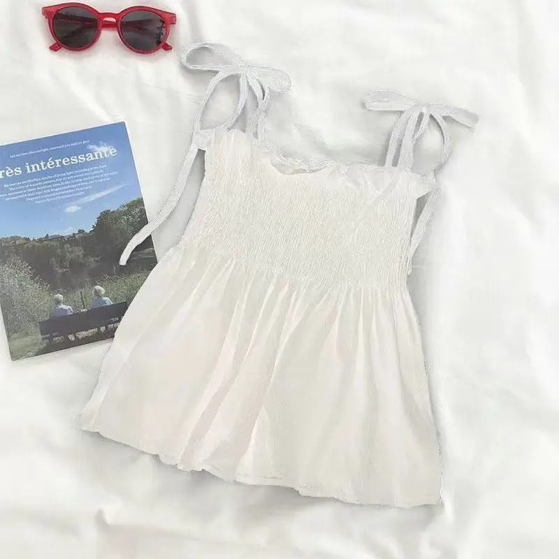 Sval elegant dametopp, halterneck med plissert front og ryggfri design. Perfekt for sommer og fest.