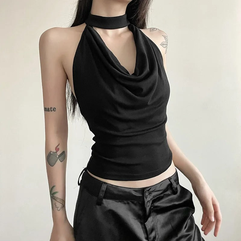 Kvinnelig halterneck topp med elegant snitt, flott for layering. Komfortabel og chic for alle anledninger.