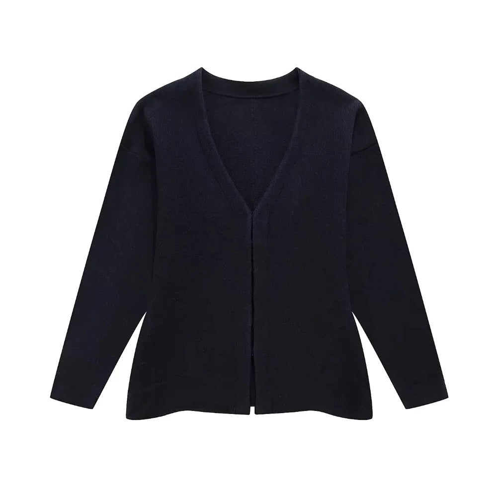 Elegant heklet dame cardigan. Tidløs stil, komfortabel langermet overdel med V-hals. Perfekt strikkeplagg.