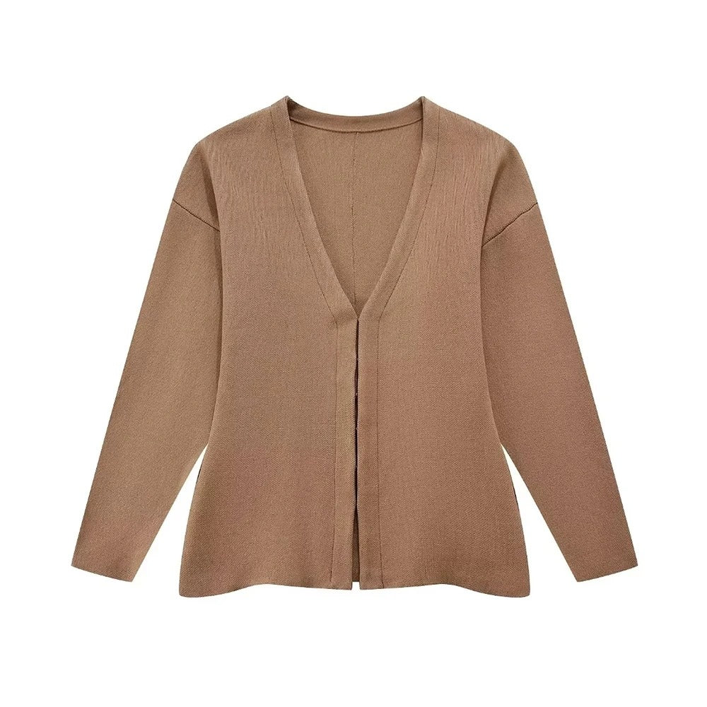 Dame iført elegant heklet cardigan. Tidløs stil, komfortabel langermet overdel. Ideell for hverdag og mote.