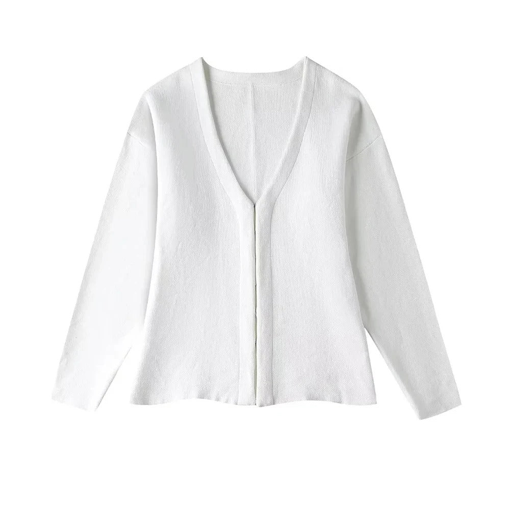 Bakside av heklet dame cardigan. Elegant og tidløst strikkeplagg for komfort. Allsidig langermet overdel.