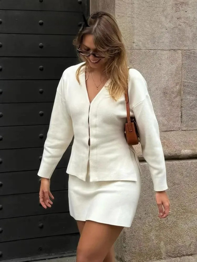 Klassisk heklet dame cardigan. Komfortabelt og elegant strikkeplagg med lang erm. Tidløs overdel for hverdagsmote.