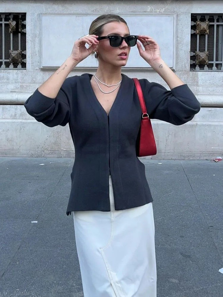 Heklet dame cardigan, full lengde. Elegant, komfortabel, langermet overdel med V-hals. Tidløst strikkeplagg.