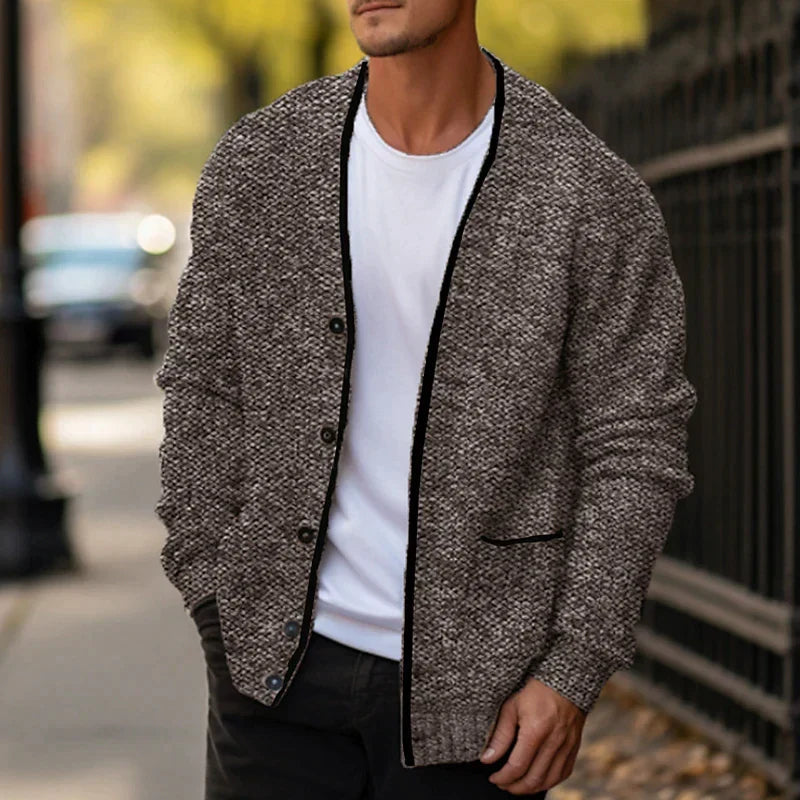 Myk ullgenser for herre, elegant italiensk stil. Komfortabel og varm strikkegenser, perfekt til hverdag.
