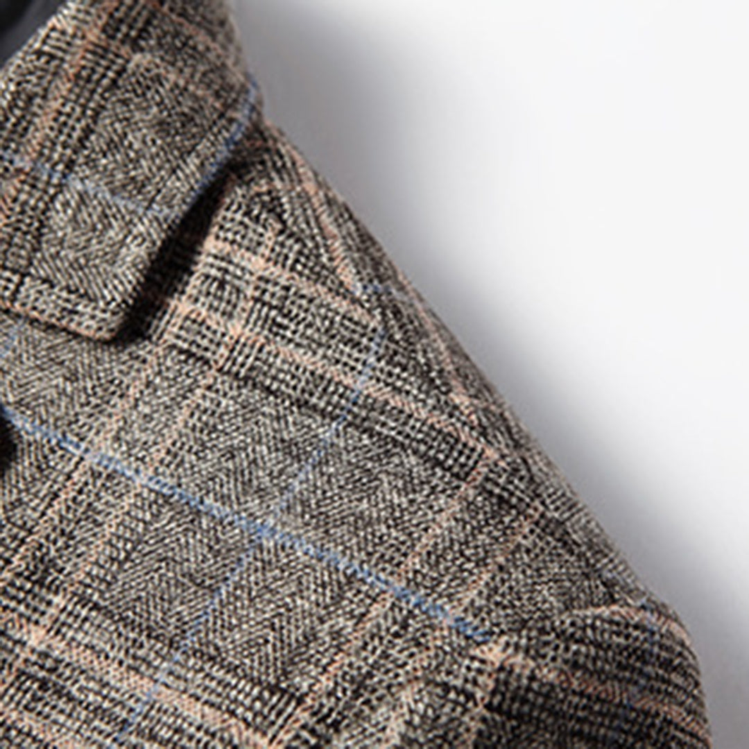 Detaljbilde: Eksklusivt broderi på herreblazer, fremhever den raffinerte og elegante stilen.