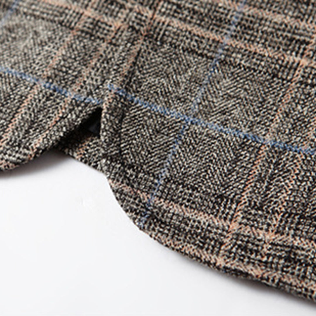 Modell viser elegant herreblazer med eksklusivt broderi. Ideell for bryllup og fest.
