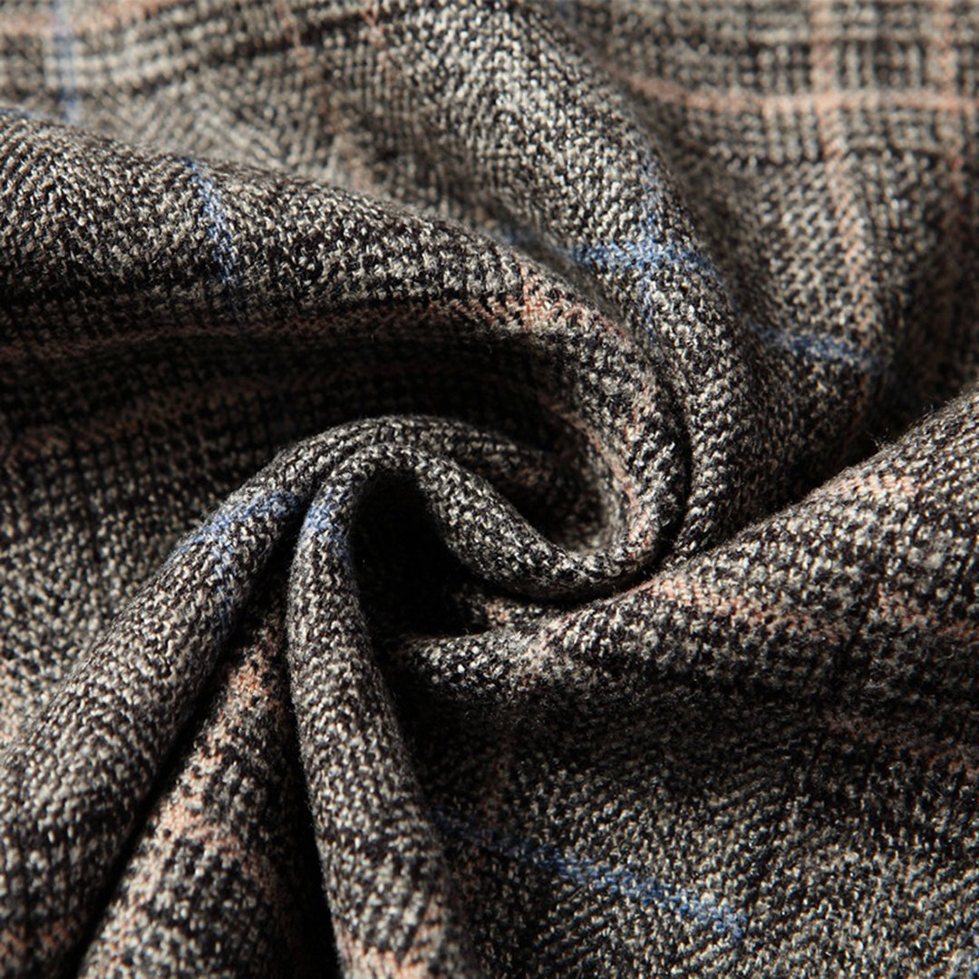 Produktbilde av herreblazer med høykvalitets broderi. Fremhever detaljer og stoffkvalitet.