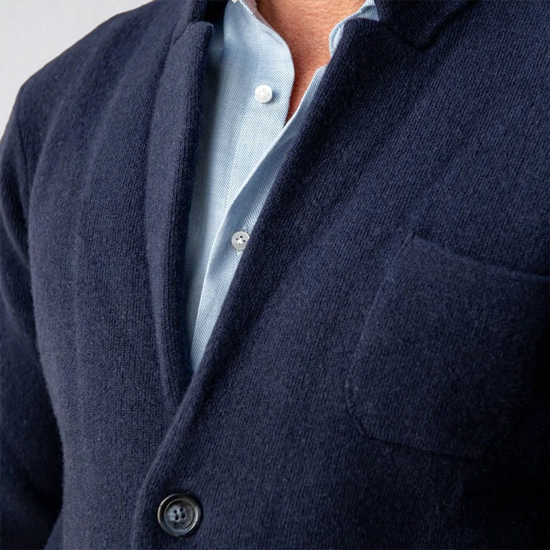 Mann iført en stilren herreblazer med lommer, vist i full lengde. Elegant og komfortabel for enhver anledning.