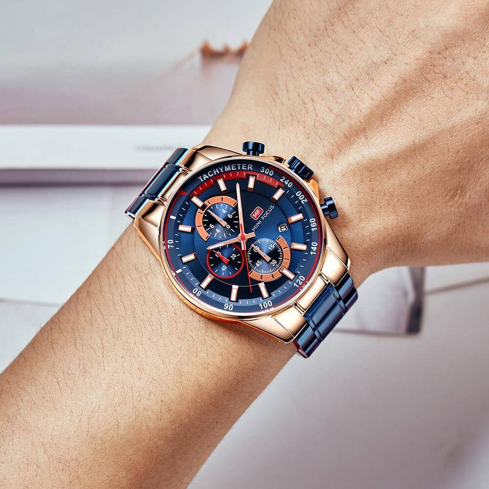 Dette elegante armbåndsuret for menn har et tidløst design og funksjonell kronograf.