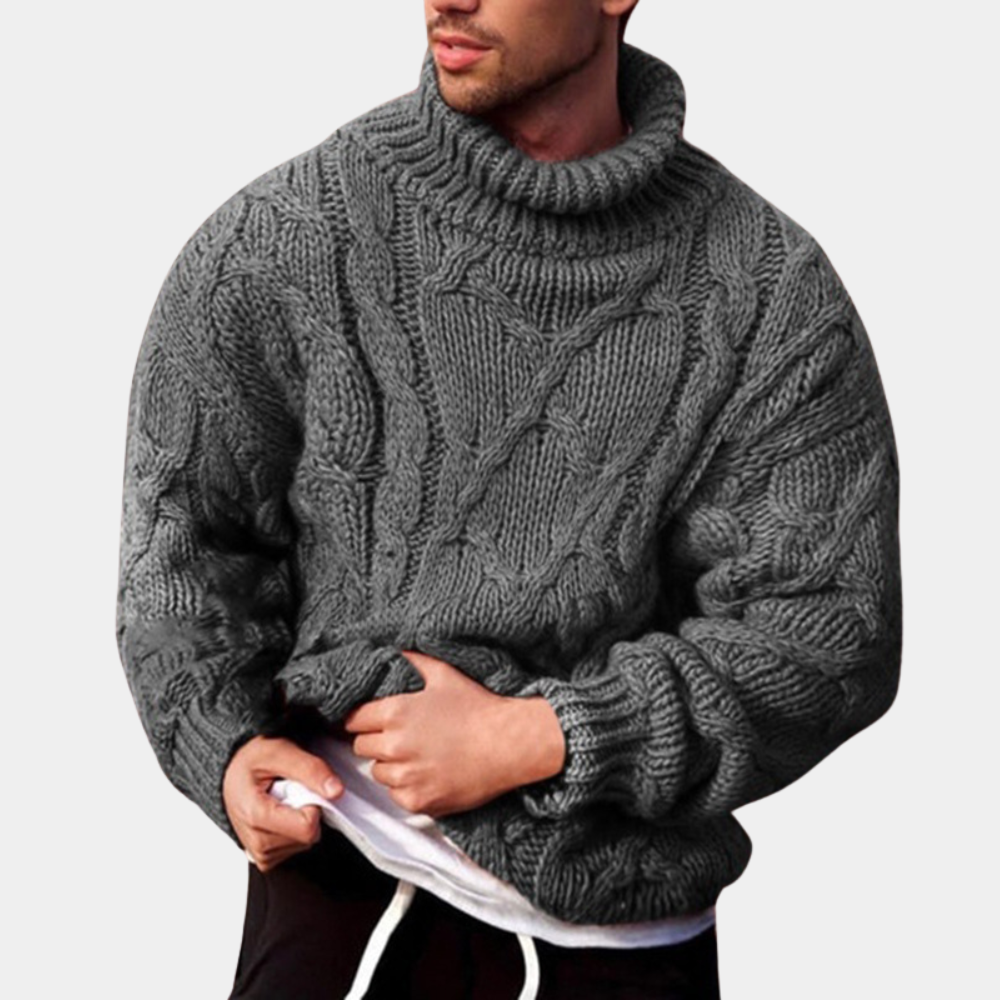 Komfortabel herresweater i myk kabelstrikk med høy rullekrage. Ideell for hverdagsbruk og kalde vinterdager.
