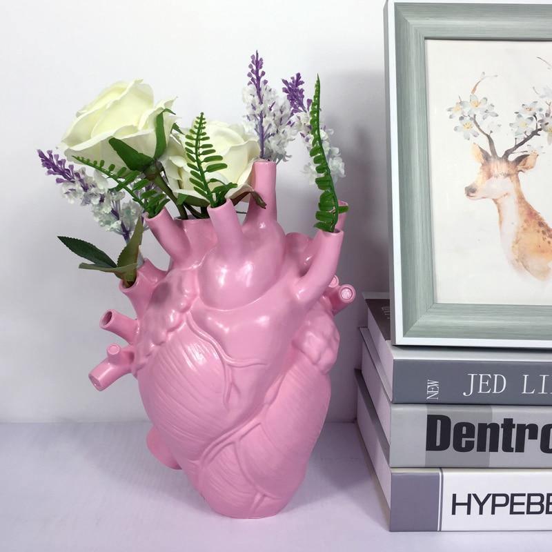 Stilig hjerteformet design vase, ideell som borddekorasjon i stuen. Unik gaveide for hjemmedekor.