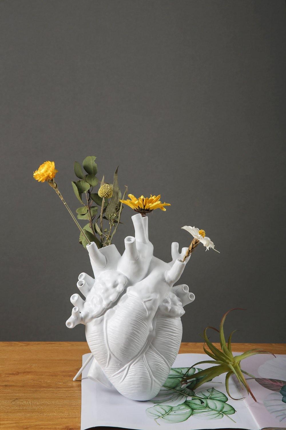 Allsidig hjerteformet vase for innendørs dekorasjon. Passer som pynteelement i alle rom, gir romantisk touch.