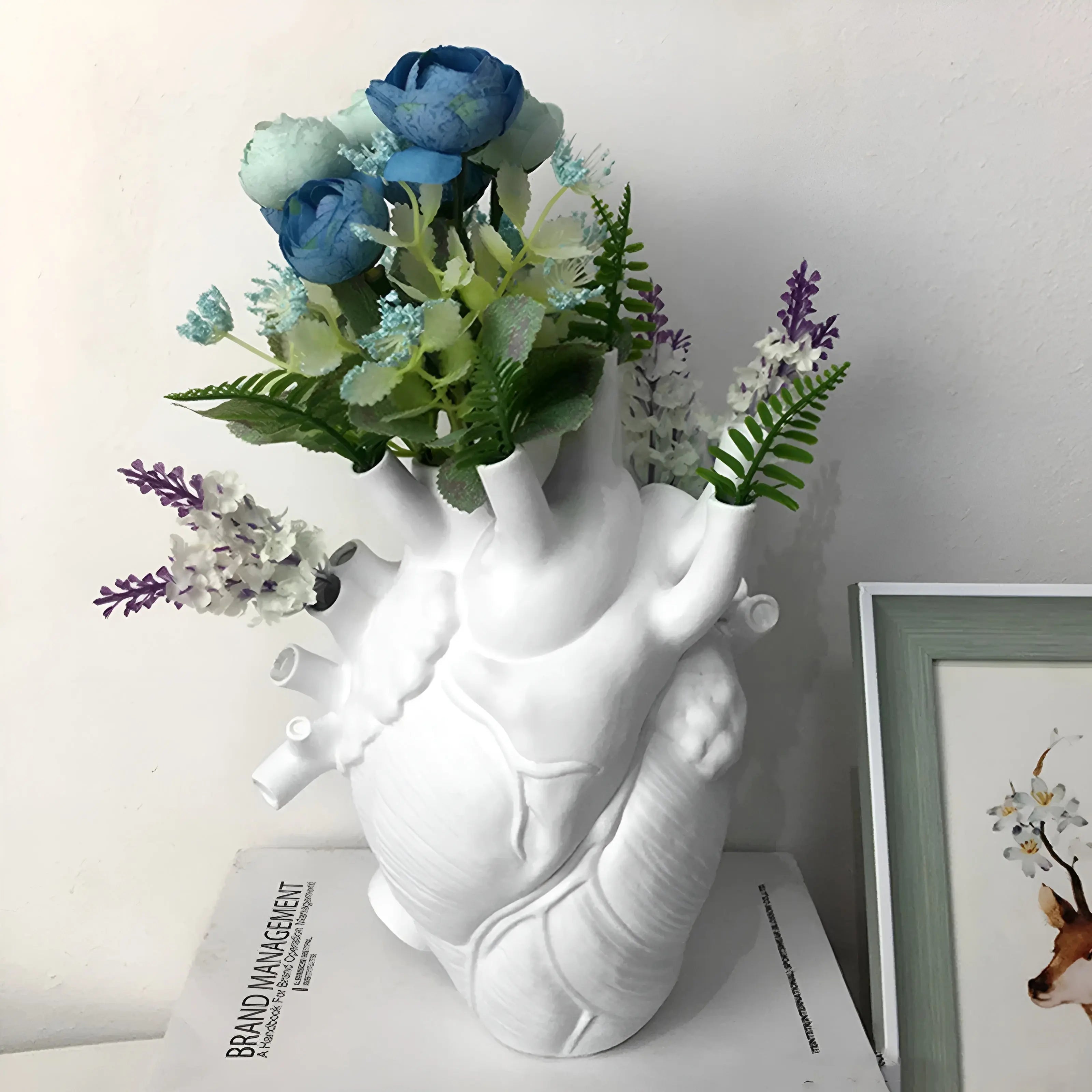 Unik hjerteformet blomstervase, en elegant og dekorativ detalj som passer perfekt i stuen eller soverommet.