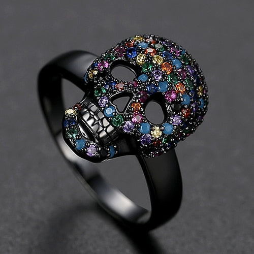 Gotisk hodeskallring i kobber med glitrende steiner. Rocka ring for kvinner, et unikt damesmykke.