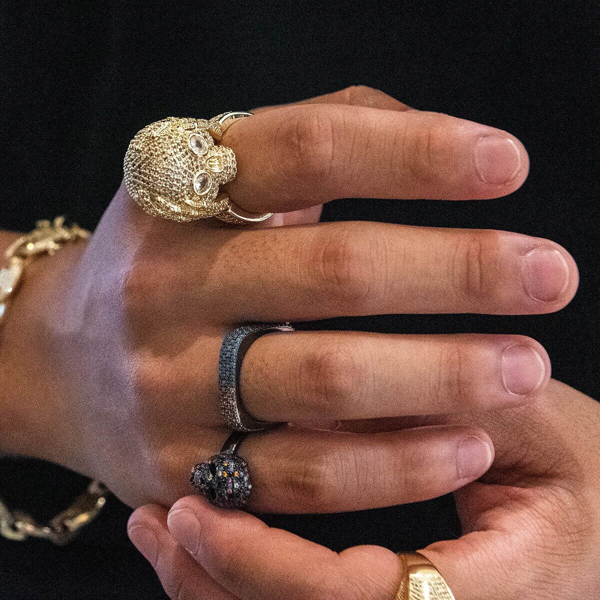 Unik hodeskallring i kobber for kvinner. Gotisk rock stil med elegante, skinnende zirkonia-steiner.