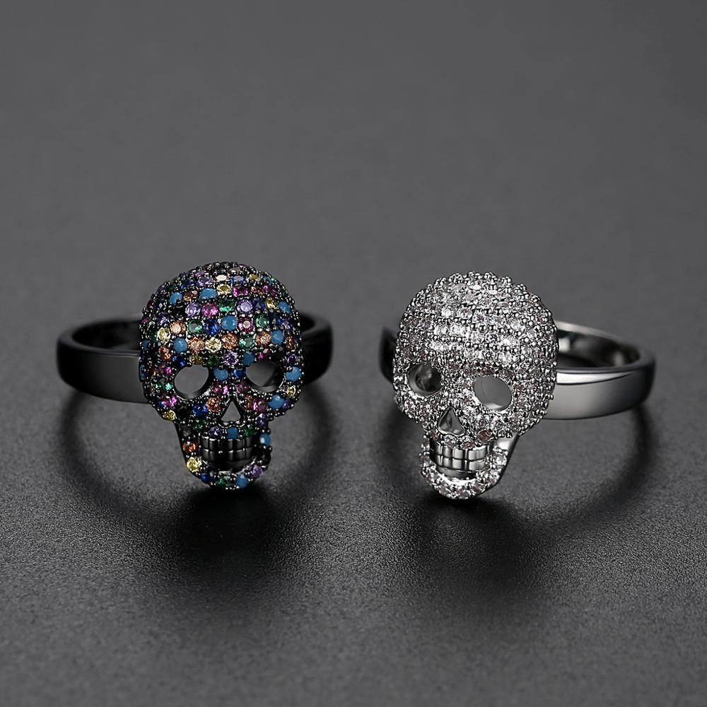 Elegant hodeskallring, damesmykke med zirkonia-detaljer. Trendy tilbehør for kvinner, rocka mote.