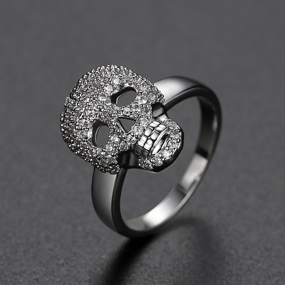 Perfekt gave: Elegant hodeskallring i kobber for kvinner. Gotisk rock stil med glitrende diamantdetaljer.