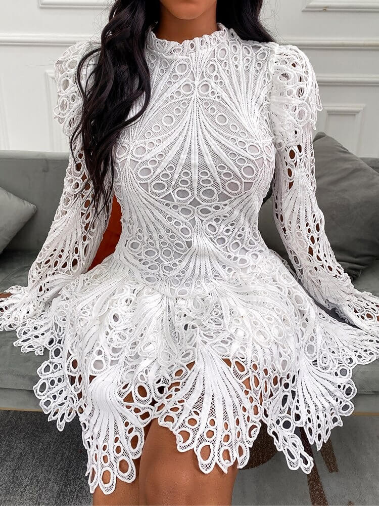 Elegant hvit blonde minikjole som får kvinner til å føle seg smigrende og selvsikker, med utstående ermer.