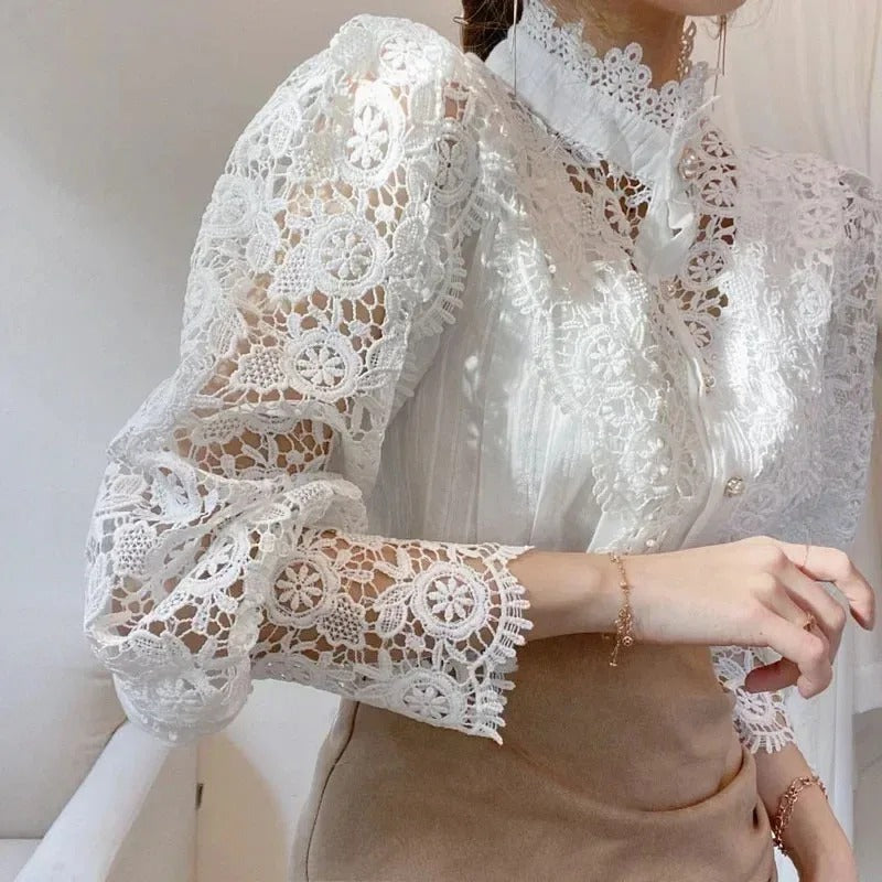 Detaljert bilde av elegant hul blondebluse for kvinner, viser intrikate blondemønstre og tekstur.